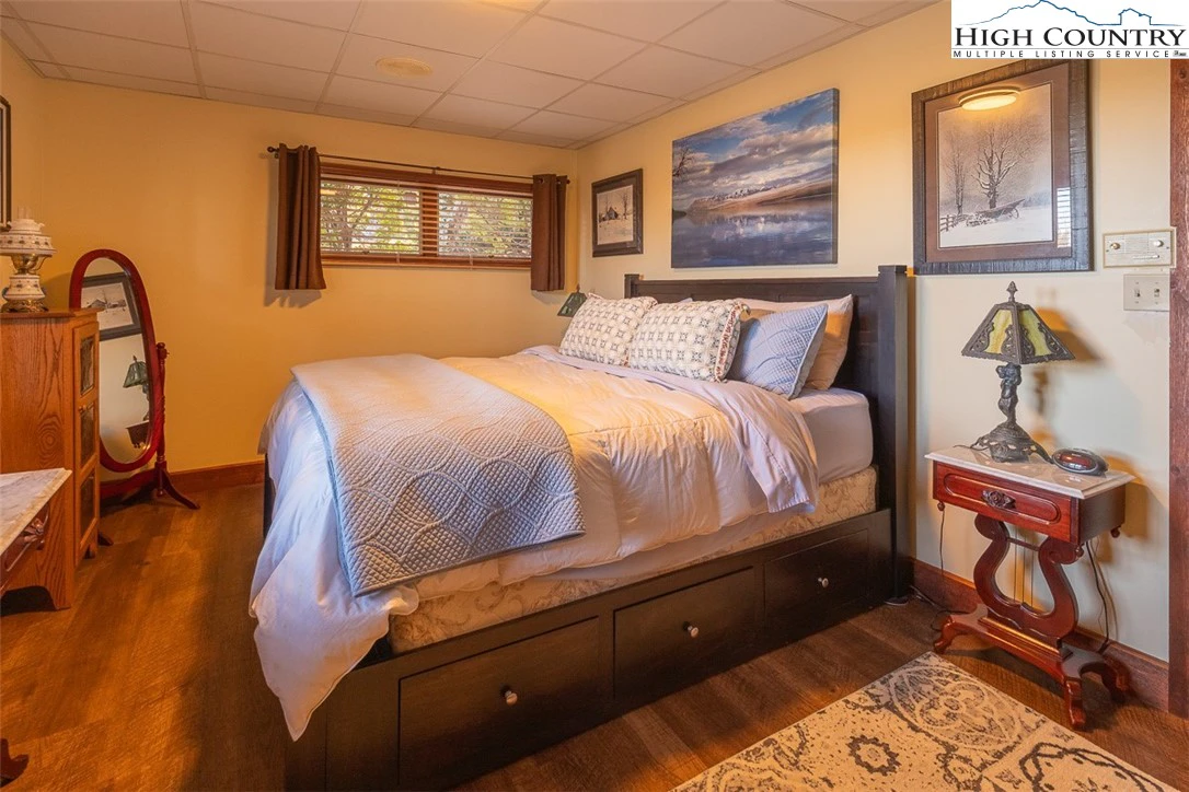 Image number 6 for the current listing