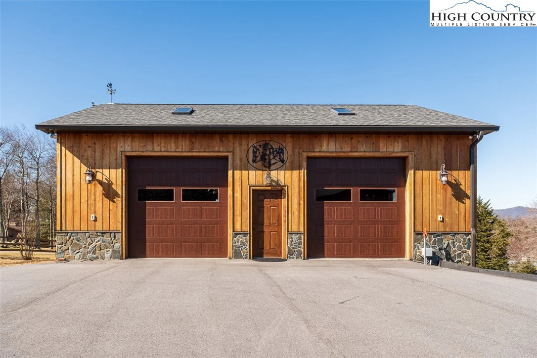 Image number 15 for the current listing