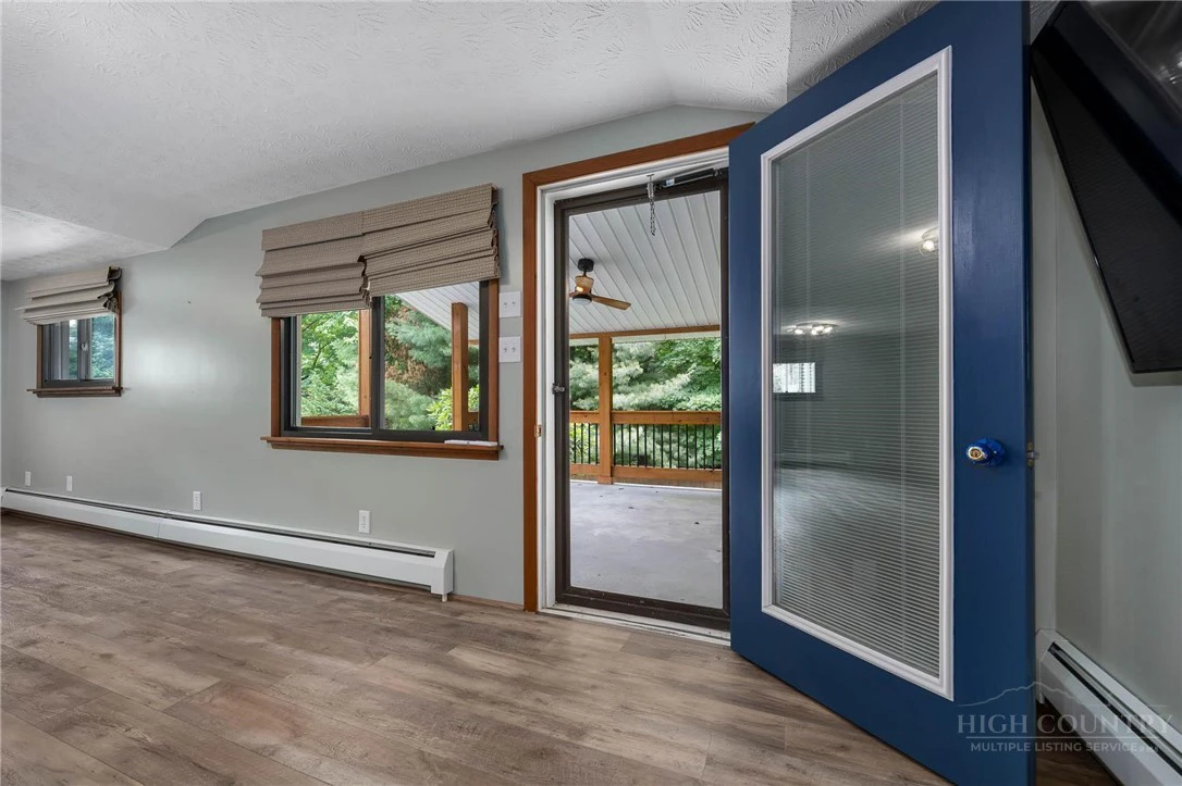 Image number 9 for the current listing