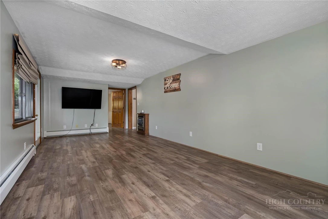 Image number 11 for the current listing