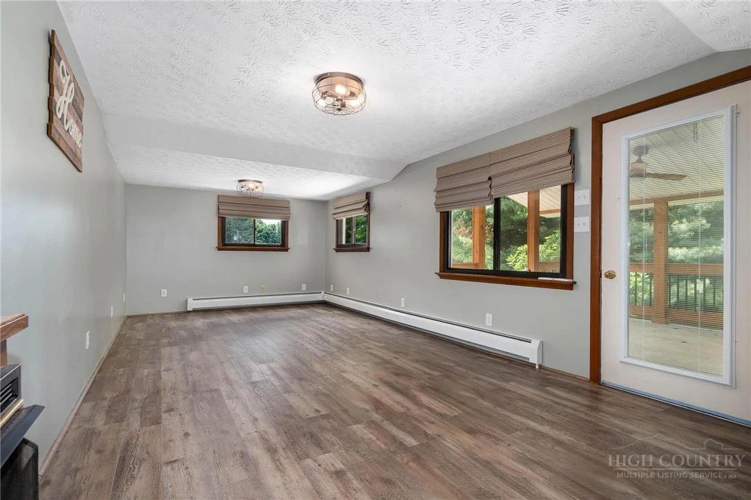 Image number 13 for the current listing