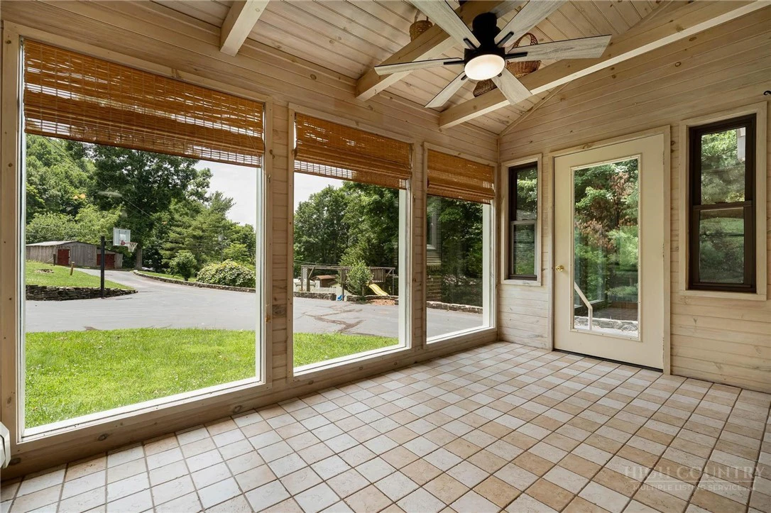 Image number 14 for the current listing