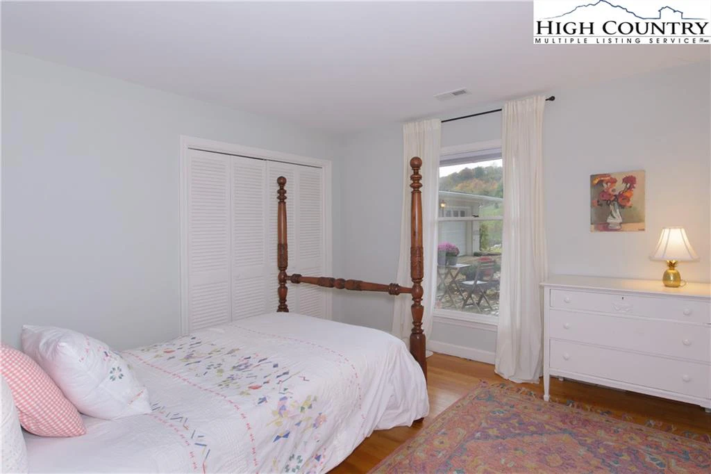 Image number 4 for the current listing