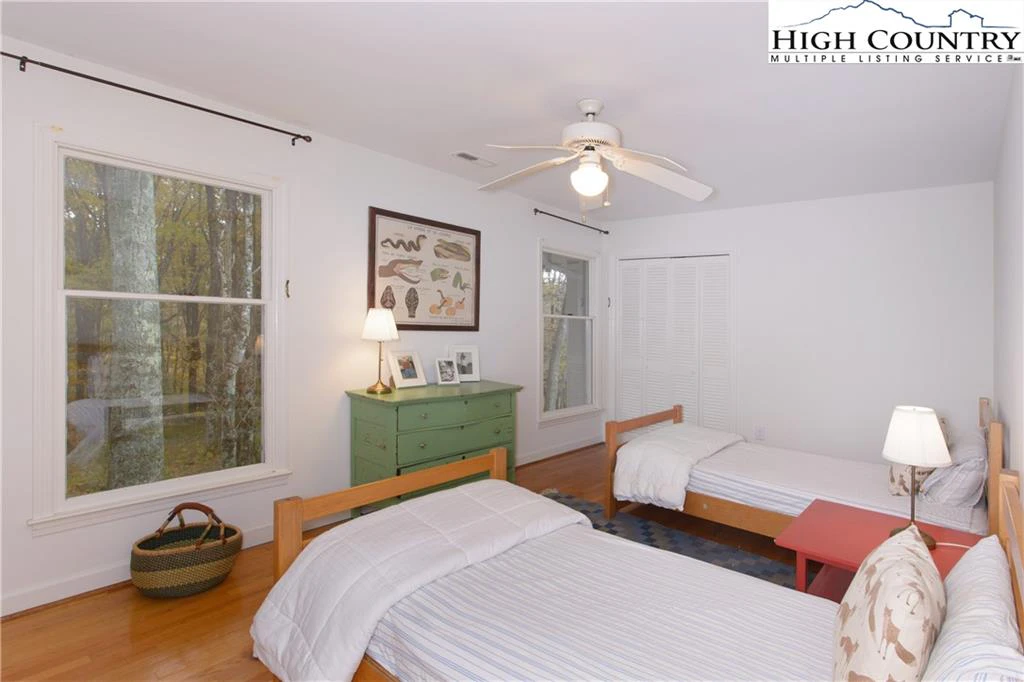 Image number 6 for the current listing