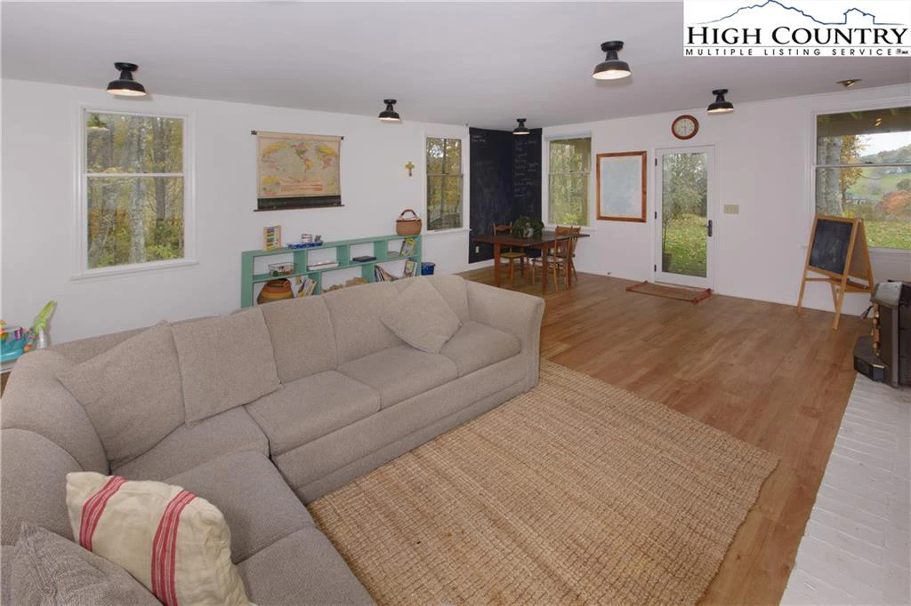 Image number 9 for the current listing