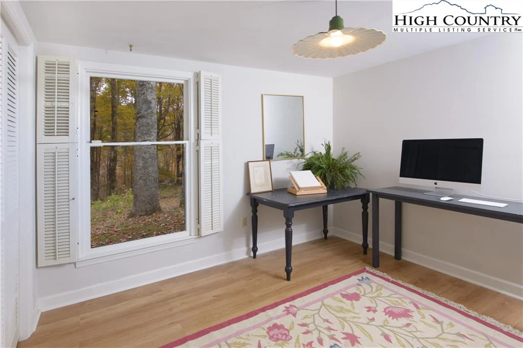 Image number 10 for the current listing