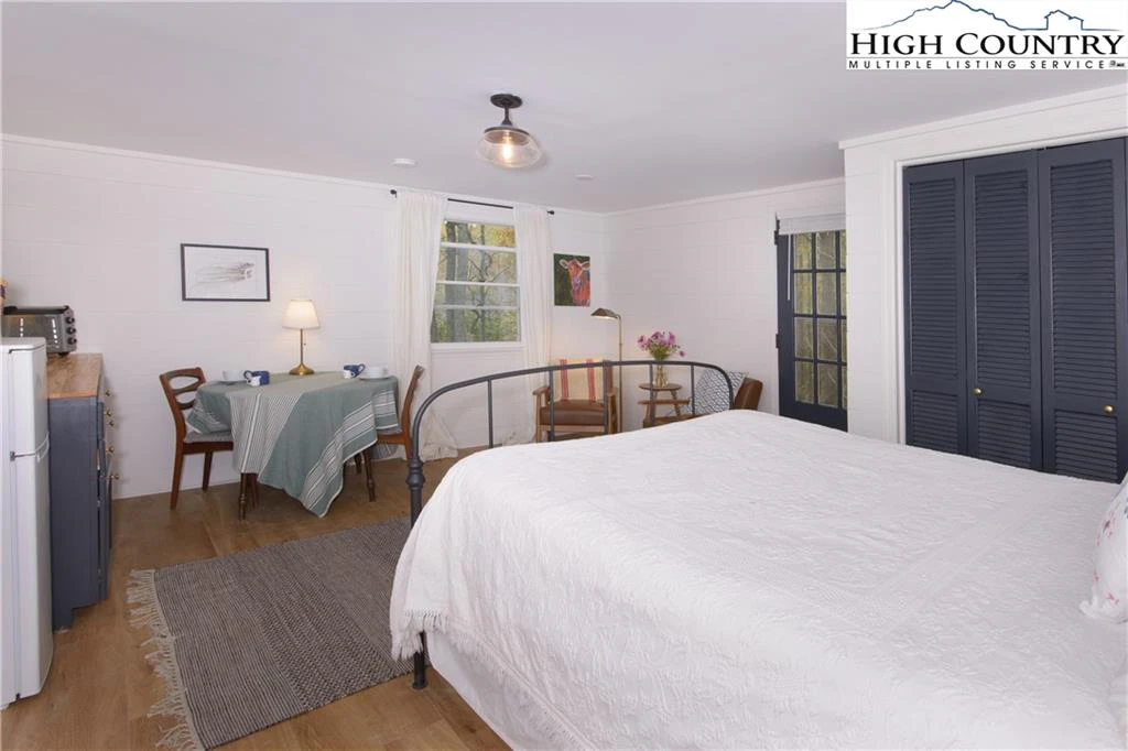 Image number 2 for the current listing
