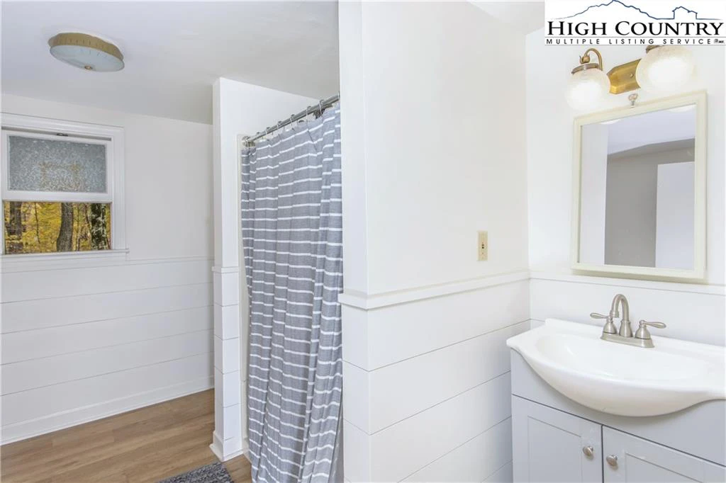 Image number 13 for the current listing