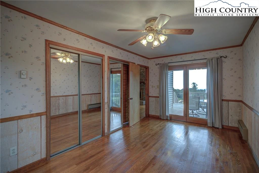Image number 4 for the current listing