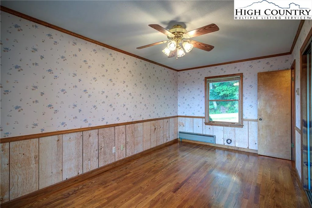 Image number 5 for the current listing