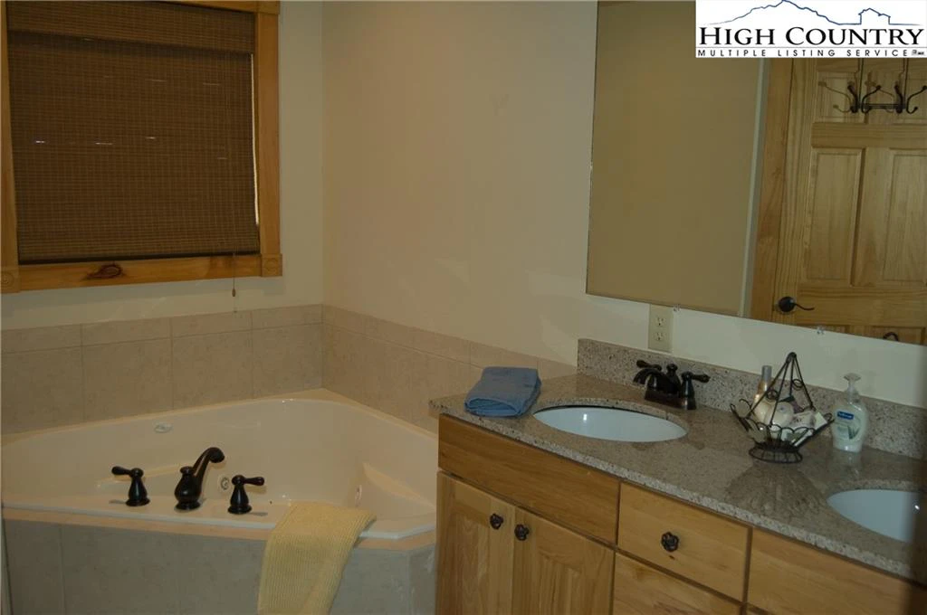 Image number 12 for the current listing