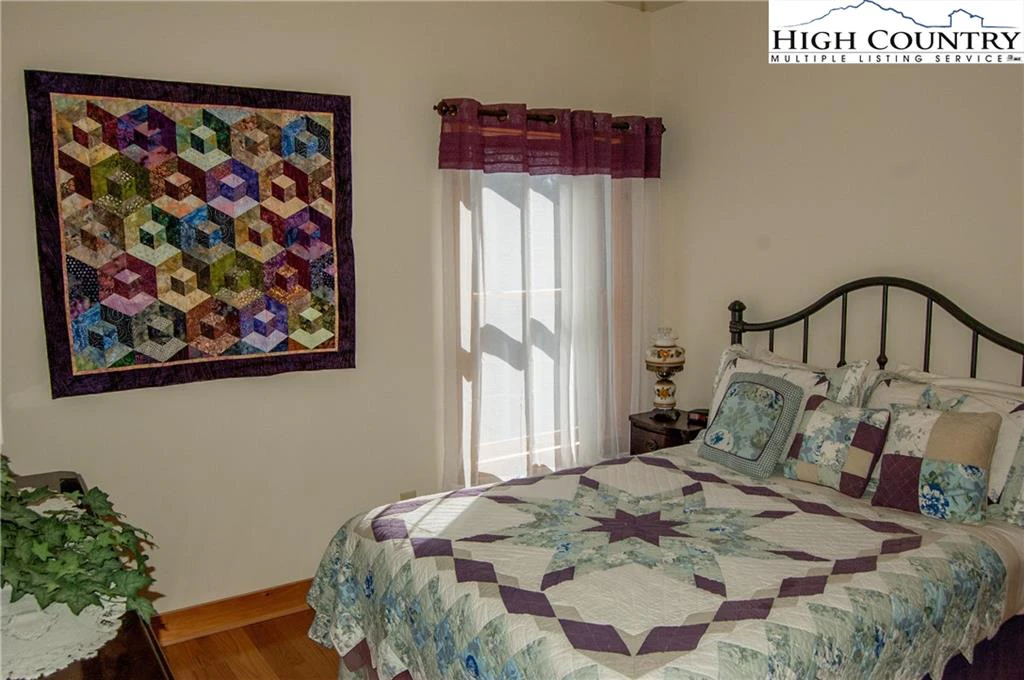 Image number 11 for the current listing