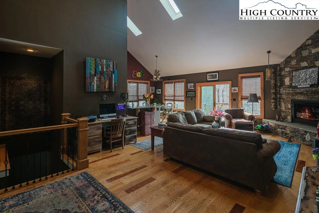 Image number 12 for the current listing