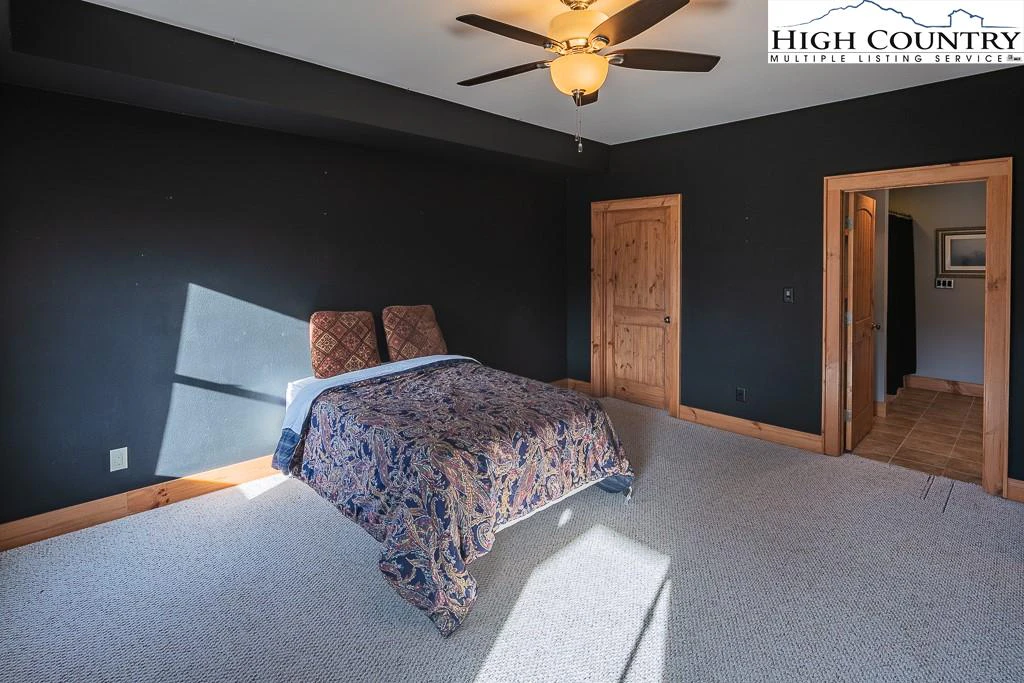 Image number 9 for the current listing