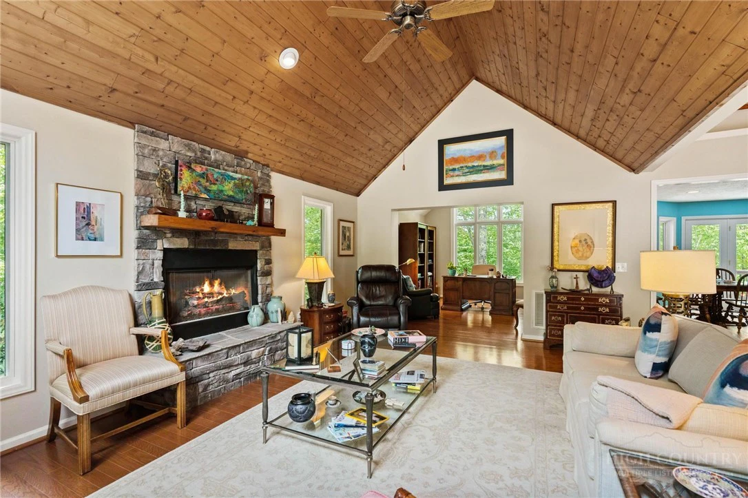 Image number 9 for the current listing