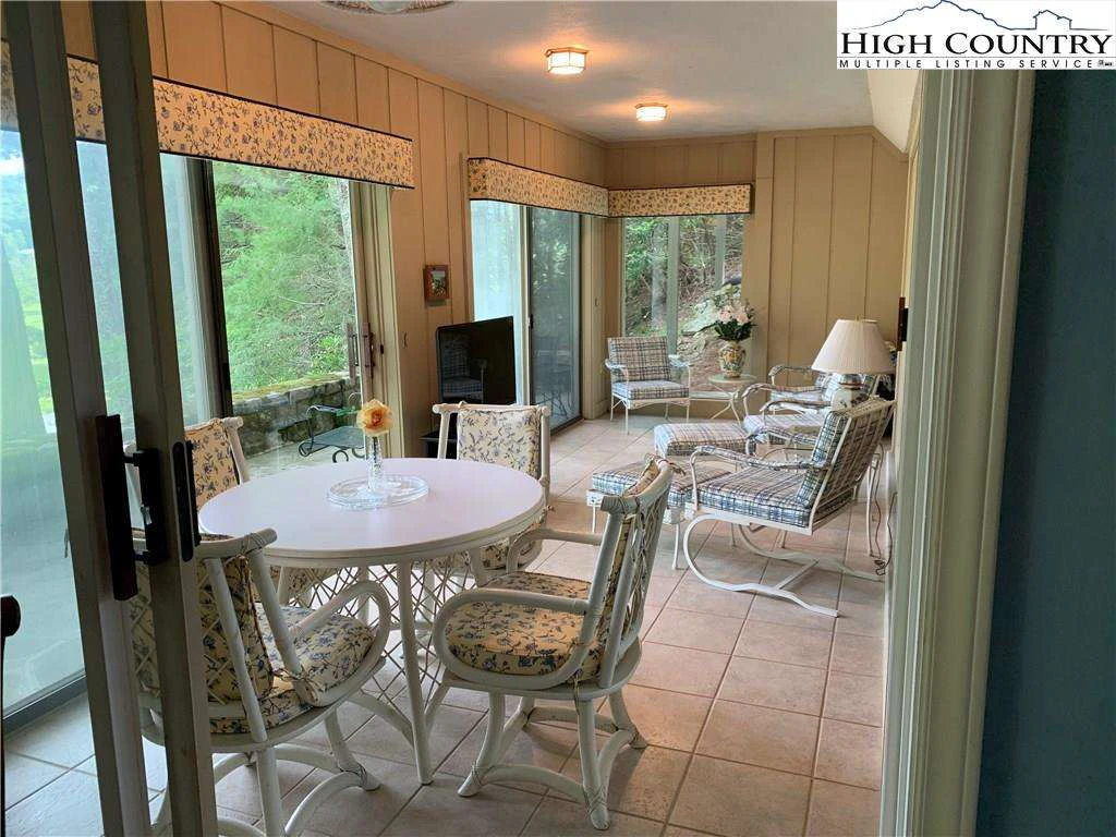 Image number 4 for the current listing