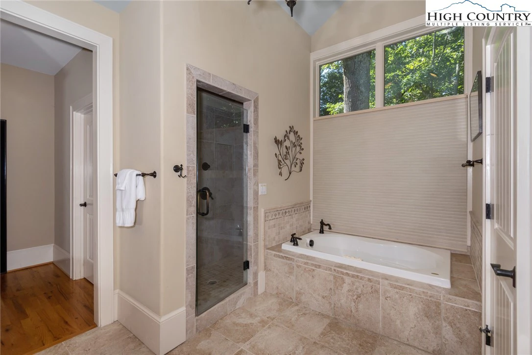 Image number 11 for the current listing