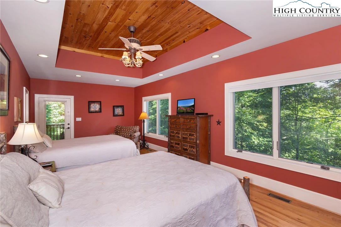 Image number 17 for the current listing