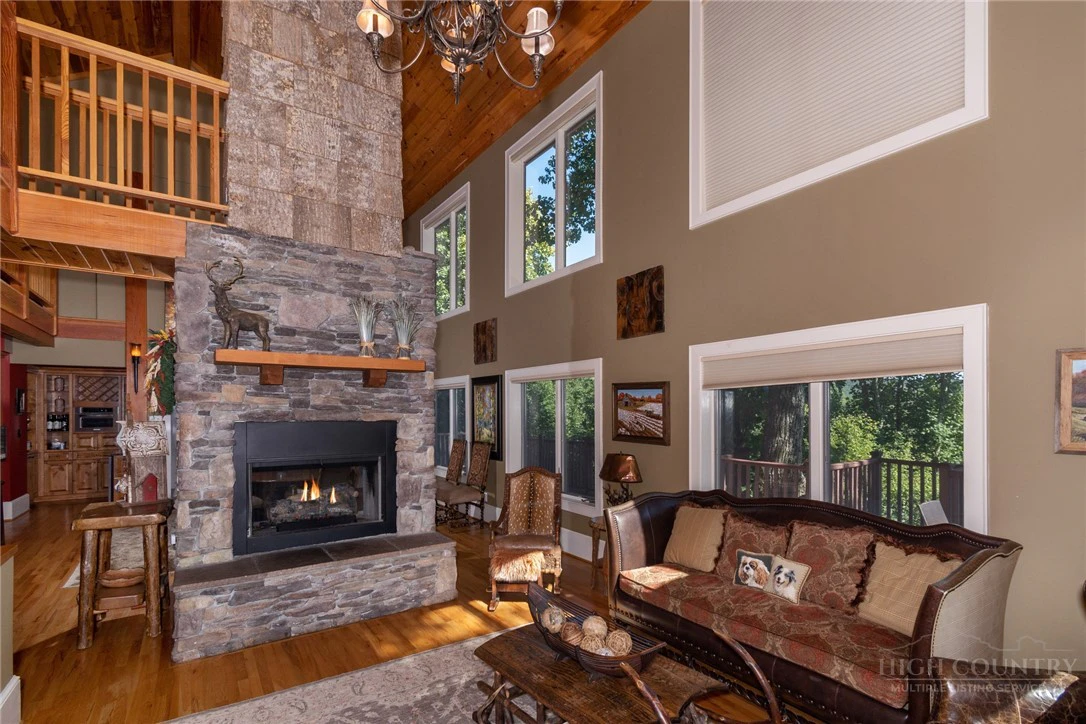 Image number 19 for the current listing