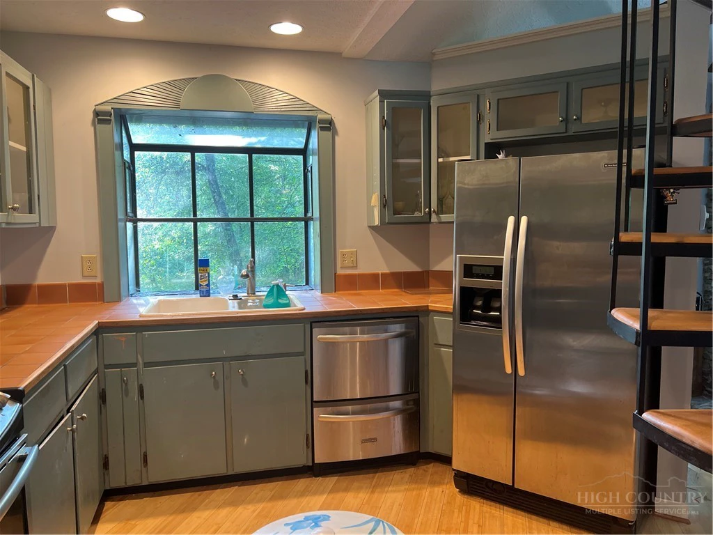 Image number 3 for the current listing