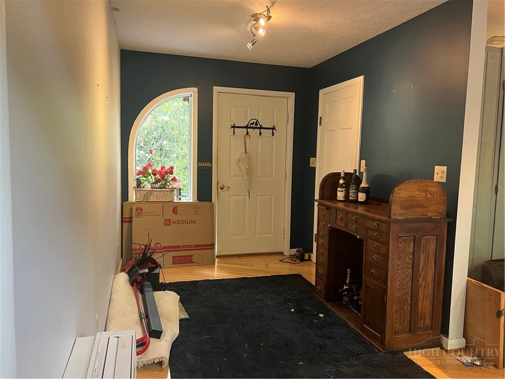 Image number 16 for the current listing