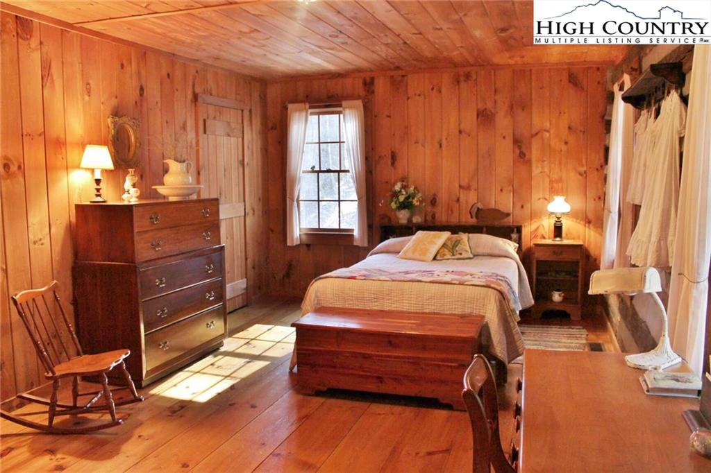 Image number 14 for the current listing