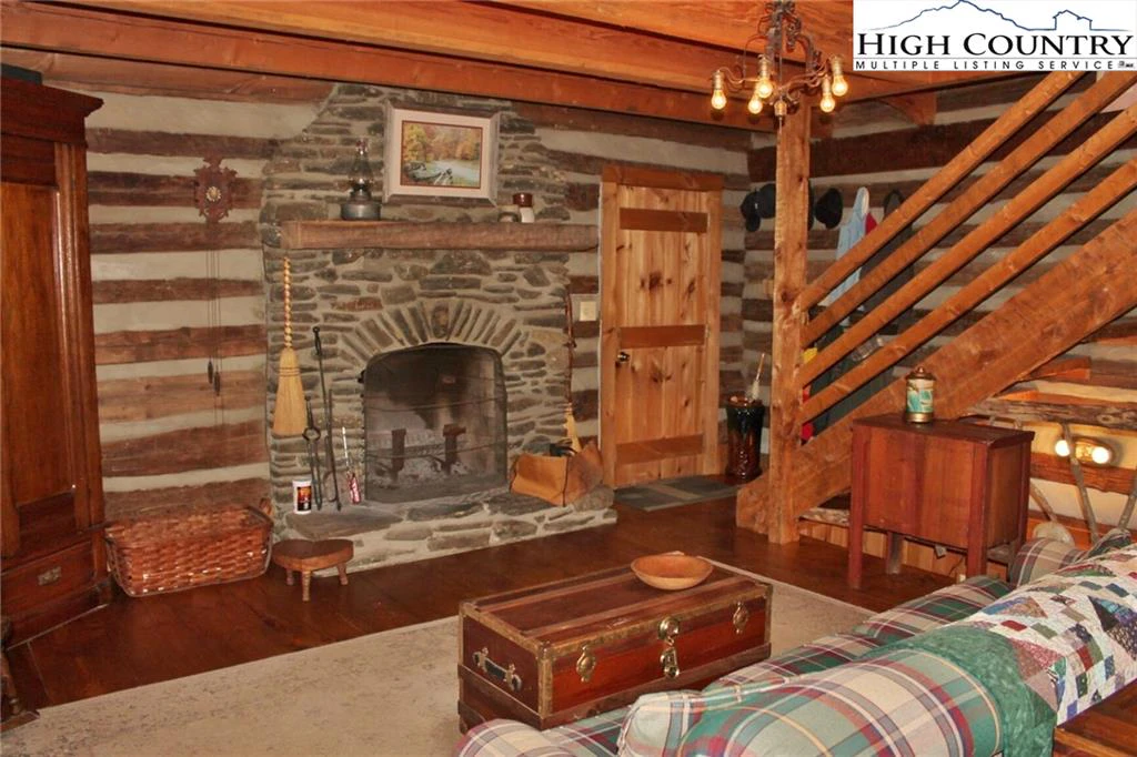 Image number 19 for the current listing