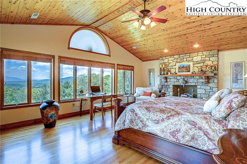 Image number 13 for the current listing