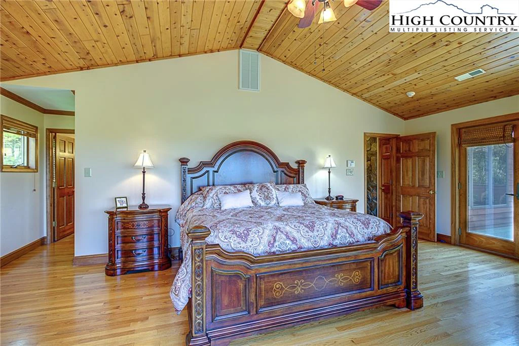 Image number 4 for the current listing