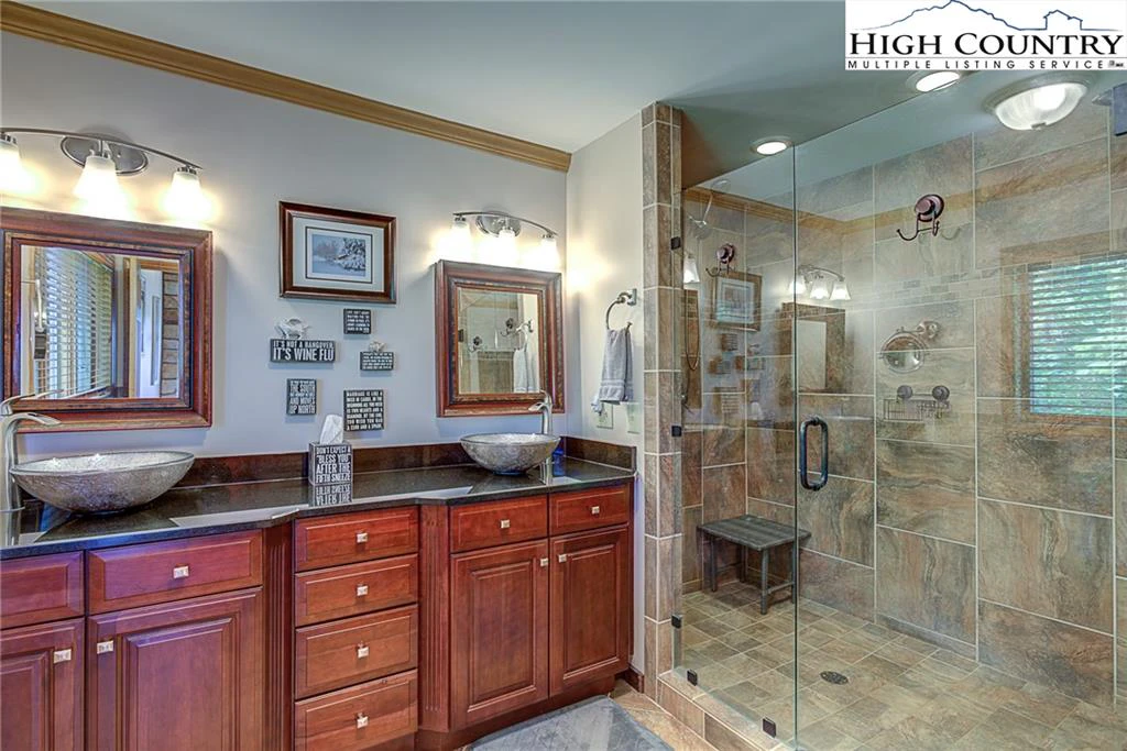 Image number 5 for the current listing