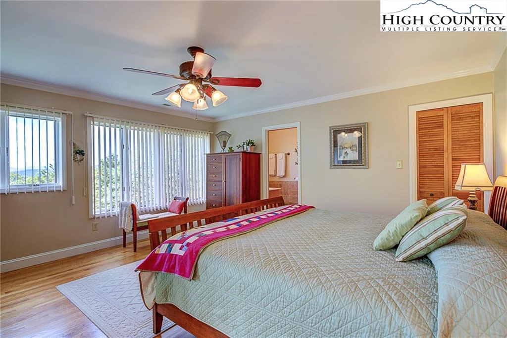 Image number 8 for the current listing