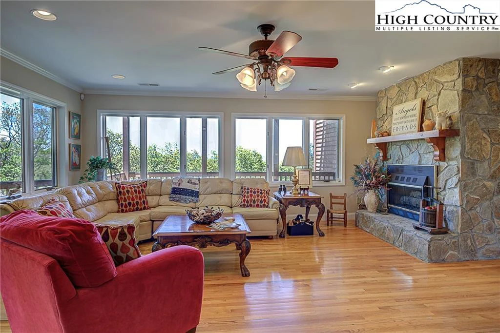 Image number 2 for the current listing