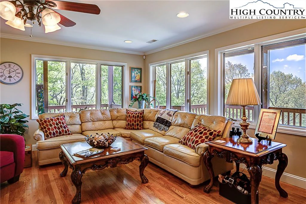 Image number 14 for the current listing