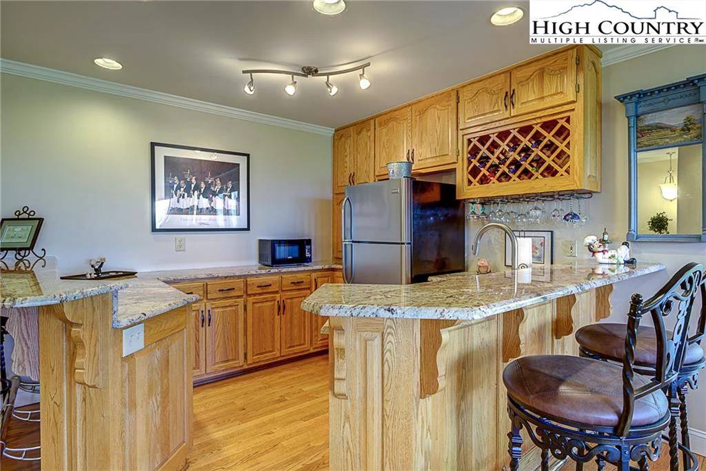 Image number 15 for the current listing