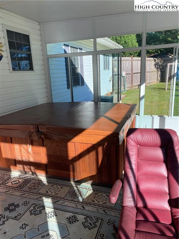 Image number 14 for the current listing