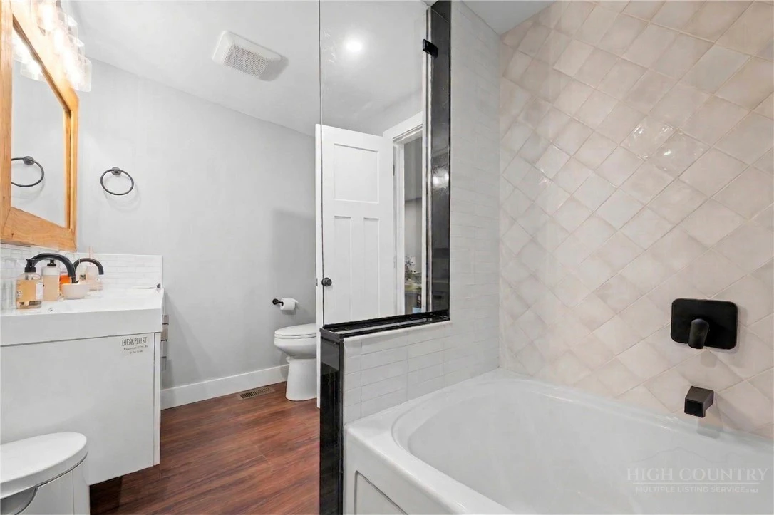 Image number 11 for the current listing