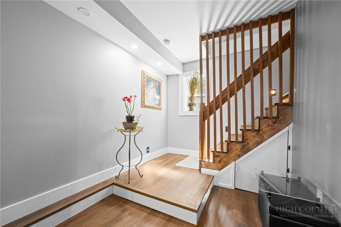Image number 13 for the current listing