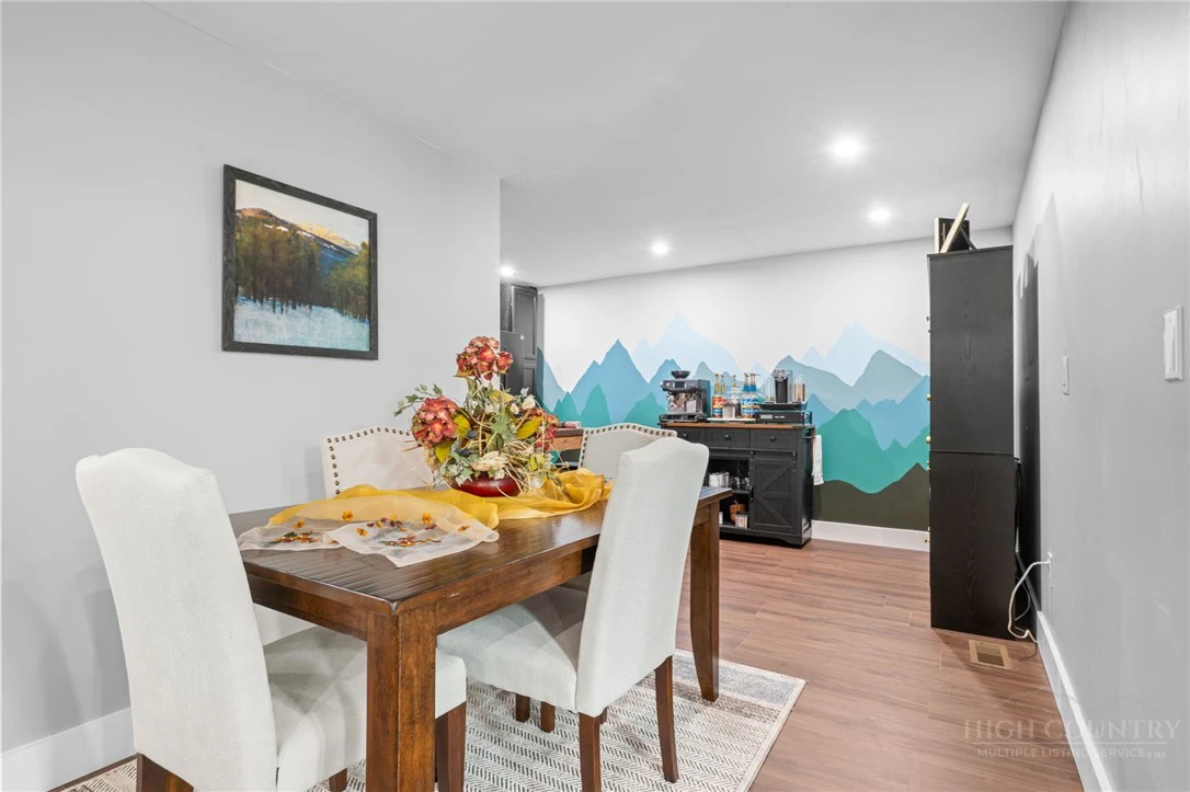 Image number 4 for the current listing