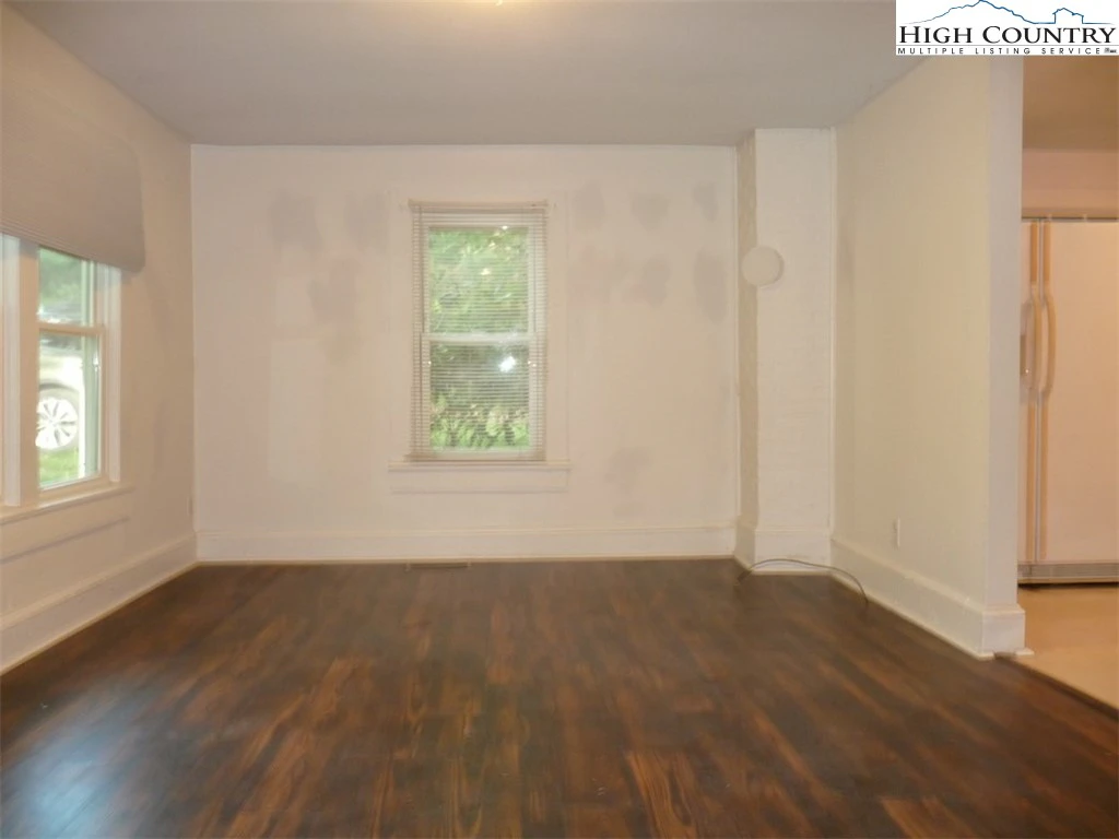 Image number 4 for the current listing