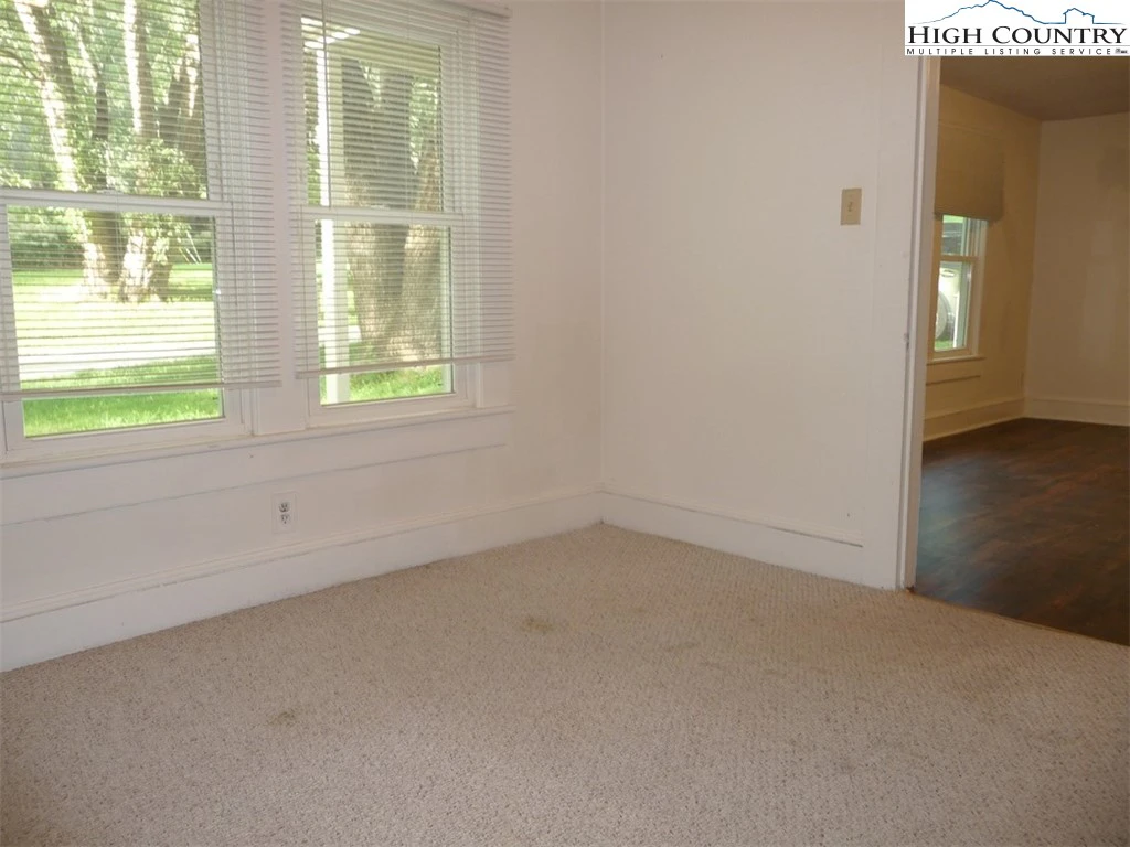 Image number 8 for the current listing
