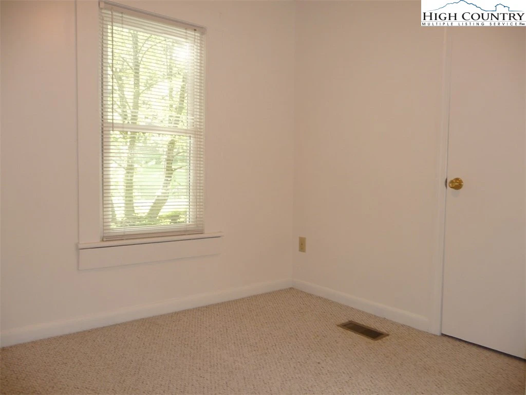 Image number 9 for the current listing