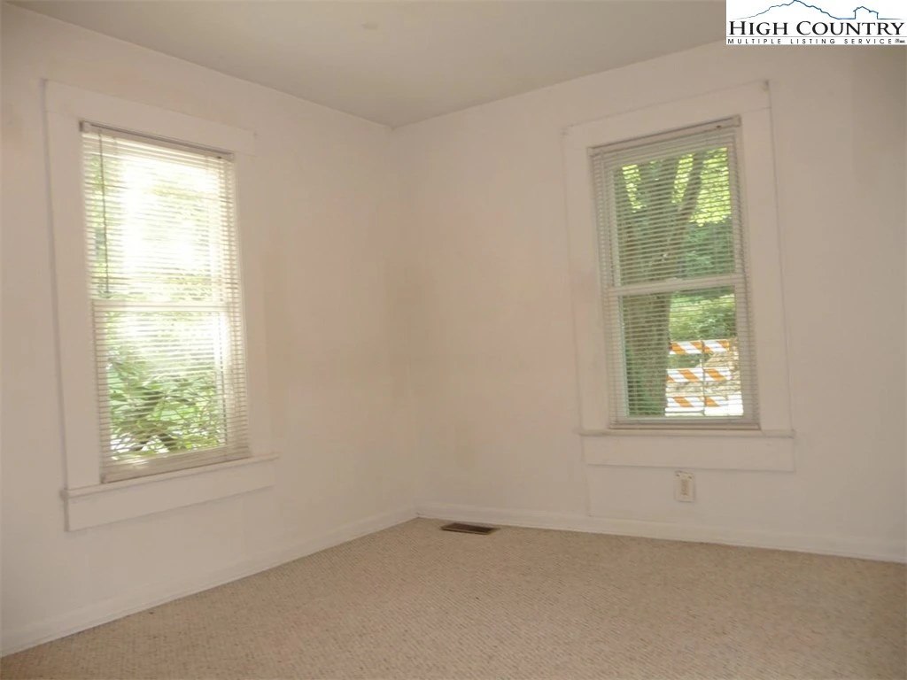 Image number 11 for the current listing