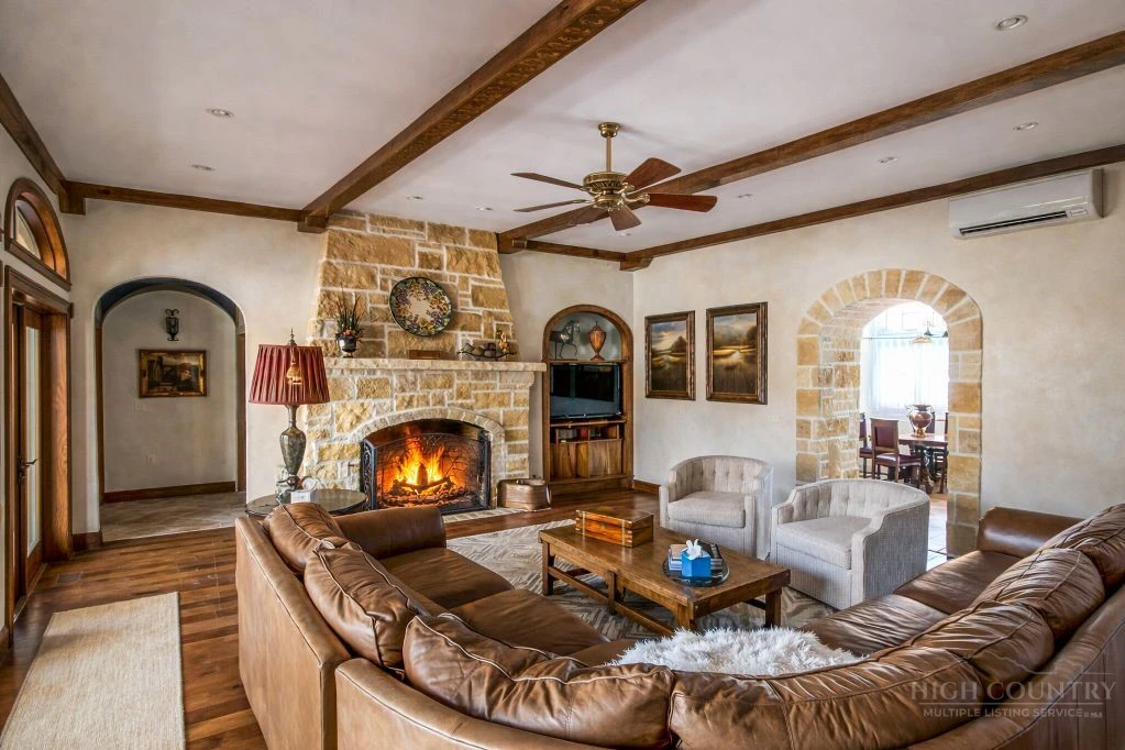Image number 17 for the current listing