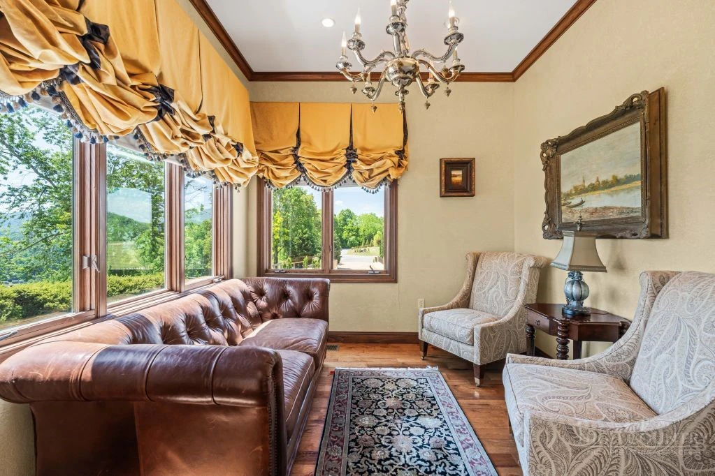 Image number 21 for the current listing