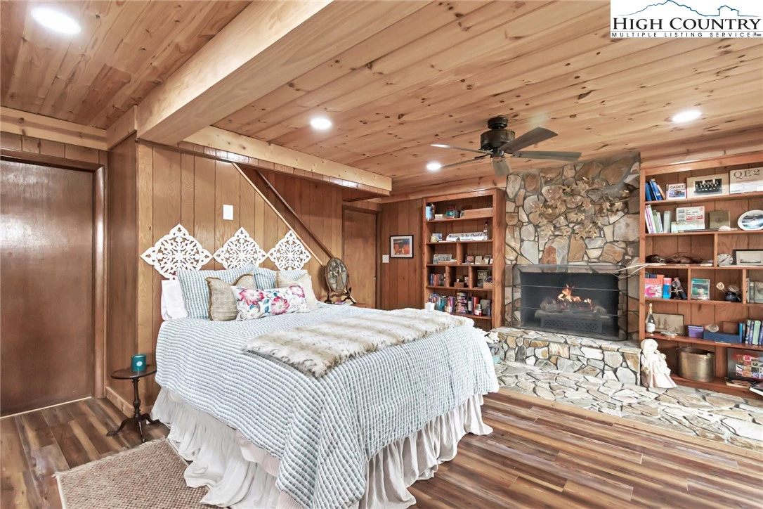 Image number 14 for the current listing