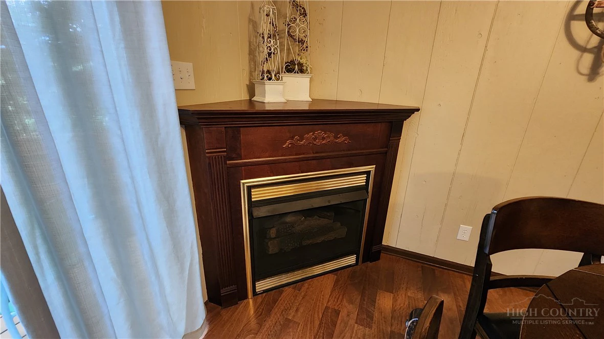 Image number 4 for the current listing