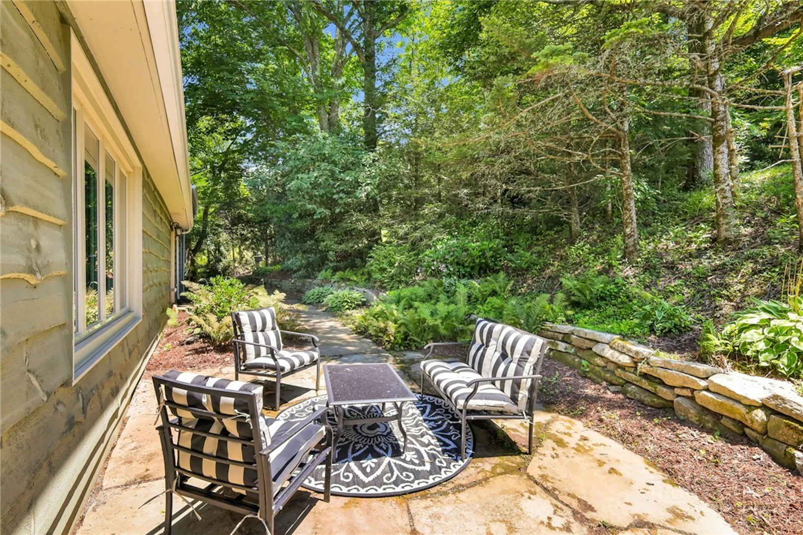 Image number 1 for the current listing