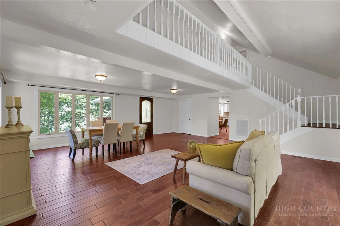 Image number 8 for the current listing