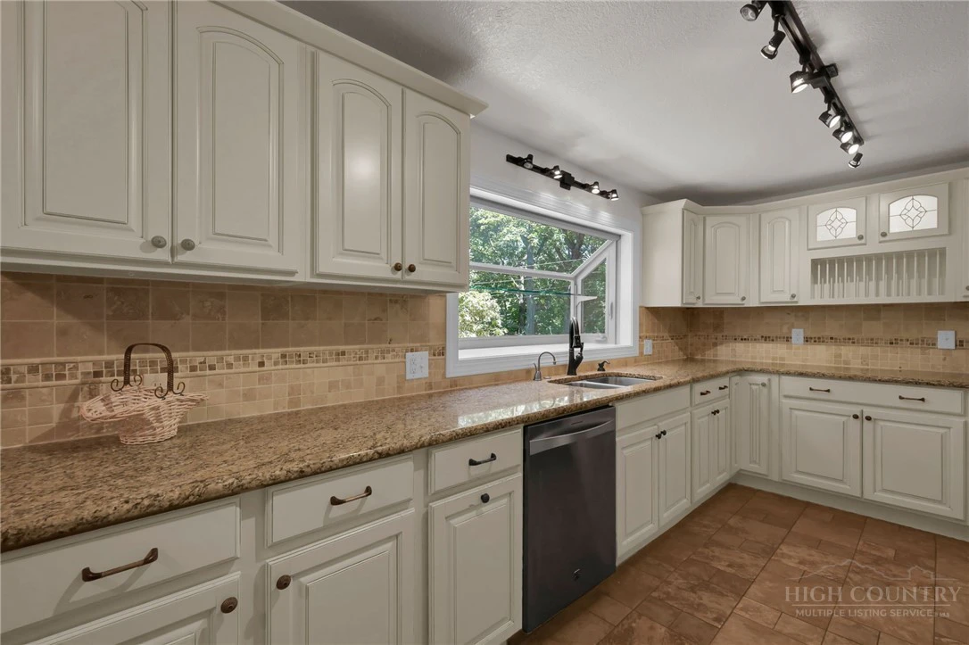 Image number 10 for the current listing