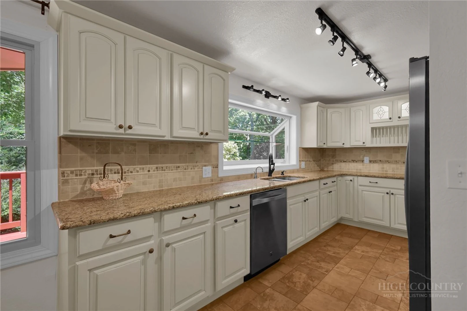 Image number 14 for the current listing